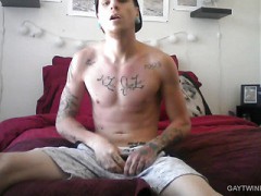 Amateur Inked Robbie Beats Off On Cam