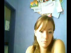 Teen With Shaved Pussy Masturbates Her Pussy On Her Webcam